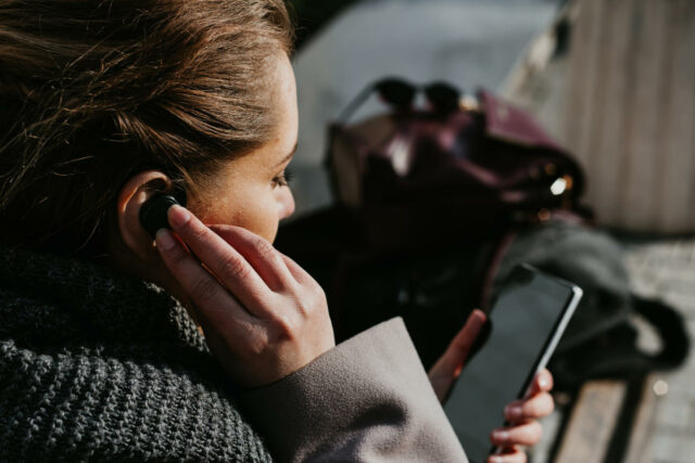 Google kann automatisch einen Podcast aus Ihrem Discover-Feed erstellen

