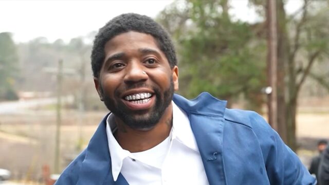 Yfn Lucci, das nach einem Jahr aus dem Gefängnis entlassen wurde, feiert mit der Familie

