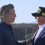 Trump landet in LA für Tour of Wildfire Damage und schüttelt Gouverneur Gavin Newsom die Hand