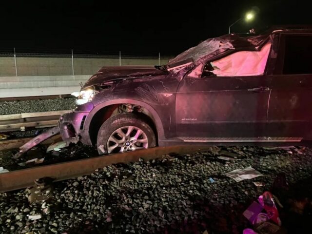 Fahrer tot, Zugverkehr nach Autounfall am BART-Bahnhof Pittsburg eingestellt

