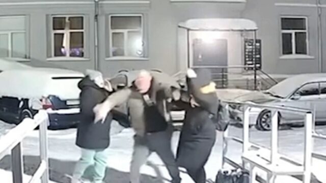 Frau erwischt Ehemann und seine Geliebte in der Karaoke Bar, wirft die Hand, auf Video

