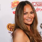 Chrissy Teigen sagt, dass Social-Media-Apps inmitten des TikTok-Dramas „abgeschnitten“ werden sollten