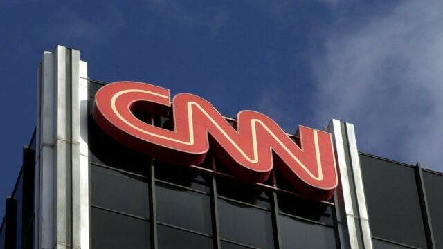 CNN zahlt einem Navy-Veteranen einen Vergleich wegen Verleumdung, nachdem die Jury Schadensersatz in Höhe von 5 Millionen US-Dollar angeordnet hat

