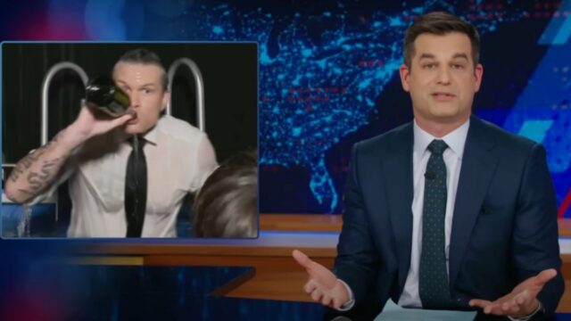 "The Daily Show" sagt, dass es sinnvoll ist, dass die Armee "diszipliniert" sein muss, ein Foto der Vergiftung Pete Hegseth | Video

