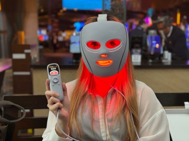 Shark beteiligt sich mit einem beeindruckenden Eröffnungsfoto von der CES 2025 am Kampf um High-Tech-Hautpflegemasken

