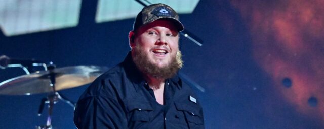 3 Country -Songs, die eine Pause von Luke Combs, Travis Tritt und mehr beleuchten

