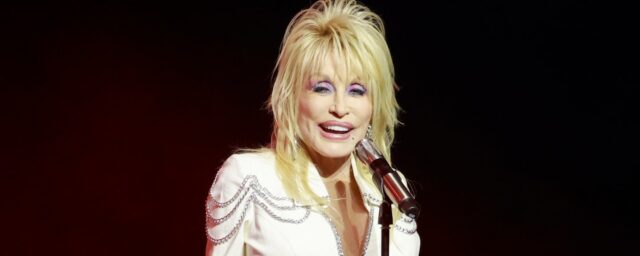 Dolly Parton sorgt für neue Songs, darunter "Gott, Sex und Musik", "es fasst mich sofort zusammen".

