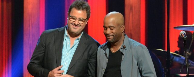 Vince Gill und Darius Rucker erinnern sich an ihre bescheidenen Anfänge als Songschreiber und an das erste Mal, als sie sich im Radio hörten

