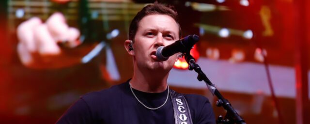 Sehen Sie, wie Scotty McCreery „Porch“ für sein Lieblingspublikum, seinen Sohn Avery, aufführt

