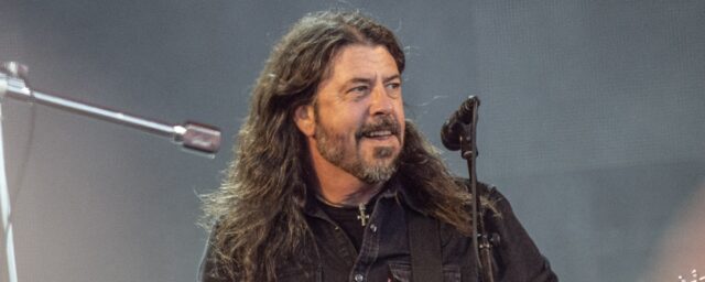 Dave Grohl ist weiterhin ein Licht in der Welt und verbringt seinen Geburtstag damit, die Opfer der Waldbrände in Kalifornien zu ernähren

