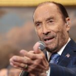 Lee Greenwood und die United States Marine Corps Band liefern bei der Einweihung eine elektrisierende Aufführung von „God Bless the USA“.