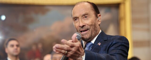 Lee Greenwood und die United States Marine Corps Band liefern bei der Einweihung eine elektrisierende Aufführung von „God Bless the USA“.

