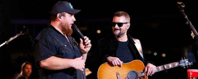 Eric Church und Luke Combs werden von CRS für ihr Benefizkonzert zur Hurrikanhilfe geehrt

