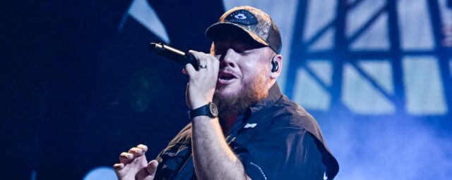 Jeder junge Erwachsene muss die inspirierende Rede von Luke Combs seines Brisbane -Konzerts hören

