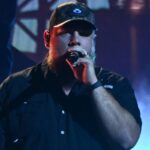 Luke Combs enthüllt, wie seine "Redneck" -Fakte ihm helfen, die Dinge einfach zu halten