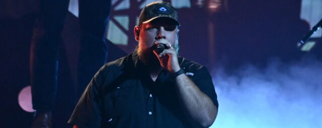 Luke Combs enthüllt, wie seine "Redneck" -Fakte ihm helfen, die Dinge einfach zu halten

