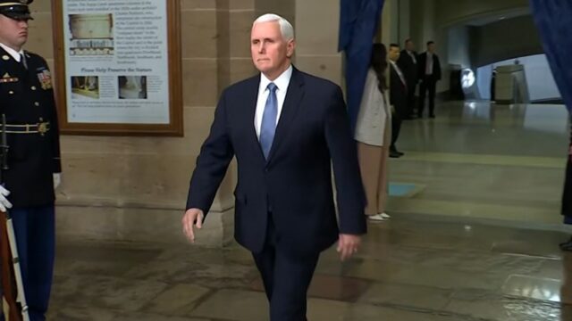 Mike Pence taucht bei Donald Trumps Amtseinführung auf – Beziehungskrise?

