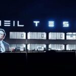 „Heil Tesla“: Elon Musks Gruß wird auf die Fabrik des Automobilherstellers in Deutschland projiziert