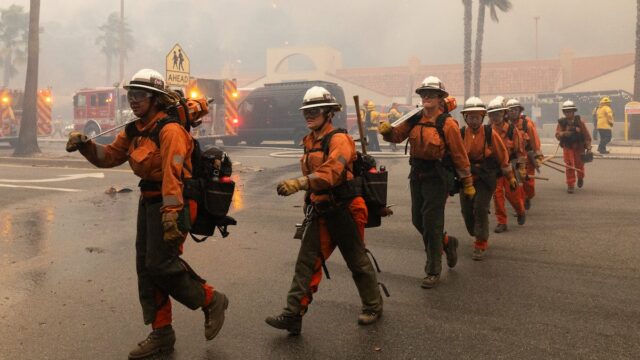 Die Feuerwehrleute von Los Angeles beginnen einen kritischen Kampf, während wieder Windgeschwindigkeiten von 70 Meilen pro Stunde einsetzen

