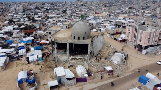 In der zerstörten Moschee im Gazastreifen finden die ersten Freitagsgebete seit dem Waffenstillstand statt

