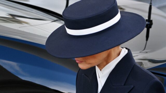 Der Amtseinführungshut von Melania Trump lässt Vergleiche zu Carmen Sandiego aufkommen

