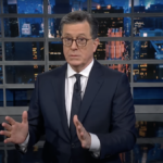 Stephen Colbert fasst Trumps Amtseinführung zusammen und kündigt Flughafenregeln an