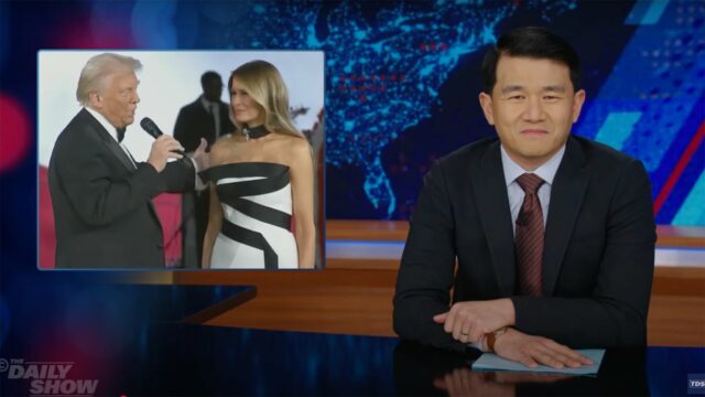 Die Daily Show verbringt elf Minuten damit, sich fröhlich über Trumps Amtseinführungstag lustig zu machen

