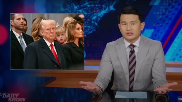 Die Daily Show fasst fröhlich zusammen, dass Trump in der Kirche einen Vortrag bekommt

