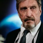 John McAfee ist von den Toten zurückgekehrt, um bei Elon Musk für einen Memecoin zu werben