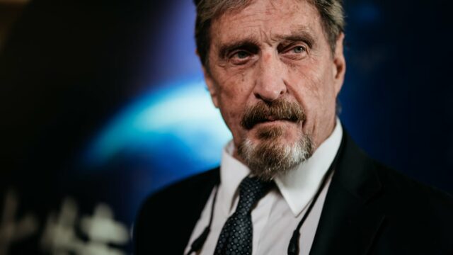 John McAfee ist von den Toten zurückgekehrt, um bei Elon Musk für einen Memecoin zu werben

