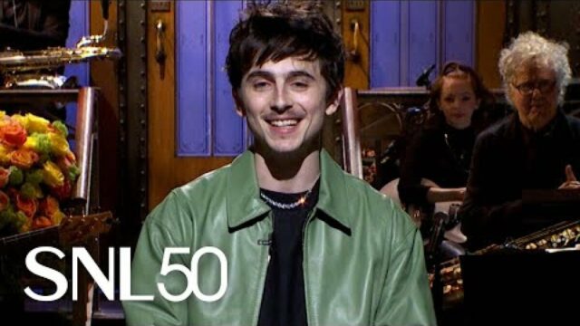 Timothée Chalamet Witze über Duinpopcorn Emmer, der ständig bei Preis in SNL Open verliert

