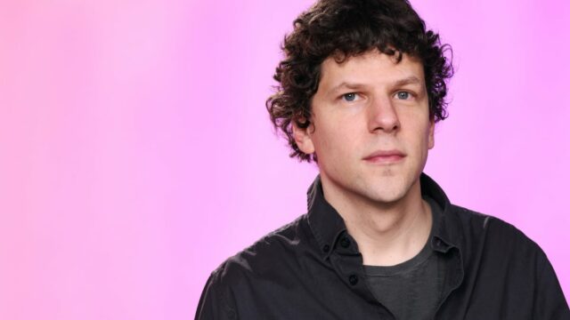 Jesse Eisenberg benutzte Chatgpt, um seine Angst vor der Bestellung eines Bagels zu verstehen

