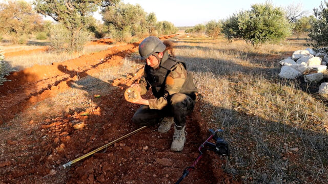 Syrische Ingenieure entschärfen Landminen des Assad-Regimes

