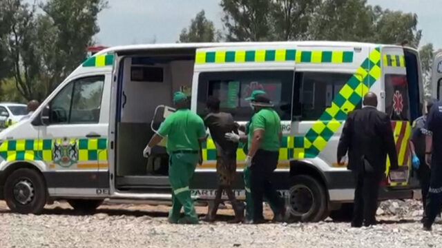 Rettungsaktion zur Befreiung eingeschlossener Bergleute in Südafrika

