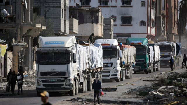 Am ersten Tag des Waffenstillstandsabkommens fahren Erste-Hilfe-Lastwagen in den Gazastreifen ein

