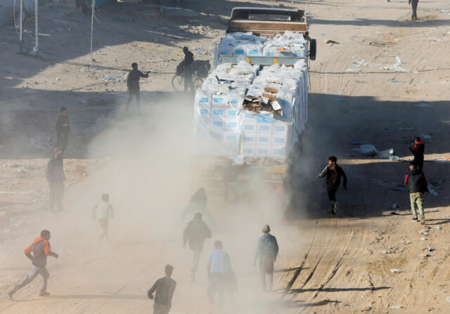 Hilfslastwagen kommen in Gaza an, aber die Verteilung wird eine Herausforderung sein

