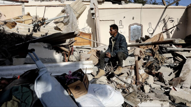 Die palästinensische Familie kehrt zurück, um das Haus in Gaza zerstört zu haben

