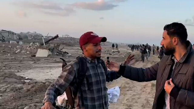 Video: Al Jazeera Reporter spricht mit Palästinensern, die in North Gaza ankommen

