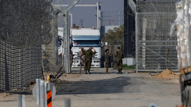 Hilfsautos gehen durch Kerem Shalom -Schaden, der nach Gaza geht

