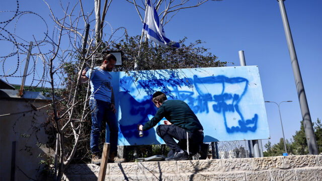 Israelis feiert die Schließung von UNRWA, wenn das Verbot in Kraft tritt

