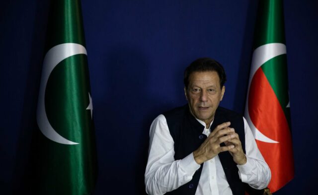 Pakistanisches Gericht verurteilt bereits inhaftierten Ex-Premierminister Imran Khan und seine Frau wegen Korruption

