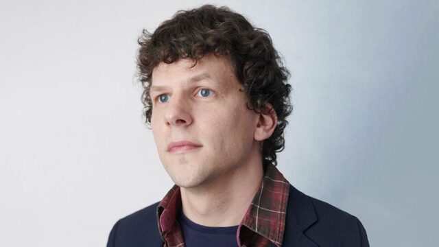 Jesse Eisenberg glaubt, dass Tech -Bros "jeden Tag dafür verbringen sollten, Menschen anstelle von Politik zu helfen

