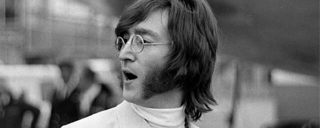 Wie ein Autohändler John Lennon dabei half, den perfekten Text für „A Day in the Life“ zu finden

