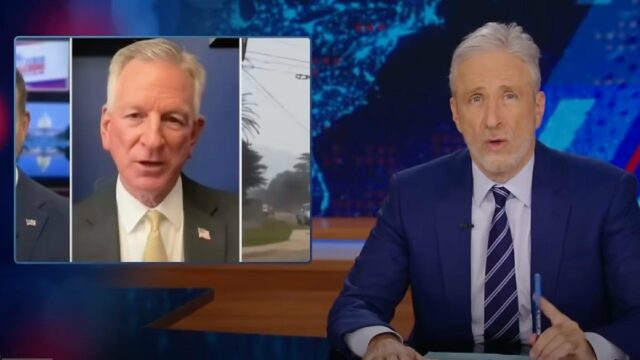 Jon Stewart kritisiert die Republikaner dafür, dass die Waldbrandhilfe in L.A. an Bedingungen geknüpft sein sollte: „Was ist los mit Ihnen?“ | Video

