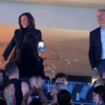 Kamala Harris und Doug Emhoff erhalten den Empfang vom Helden zu Fireaid | Video