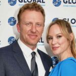 Kevin McKidd und Danielle Savre, Stars von Grey's Anatomy, in einer Packung auf dem PDA