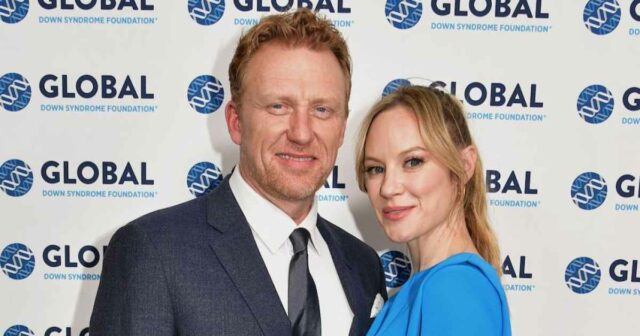 Kevin McKidd und Danielle Savre, Stars von Grey's Anatomy, in einer Packung auf dem PDA

