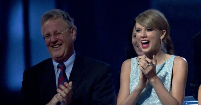 Taylor Swift Trolle 'Vater mit einem falschen hohen Gesicht vor dem Super Bowl

