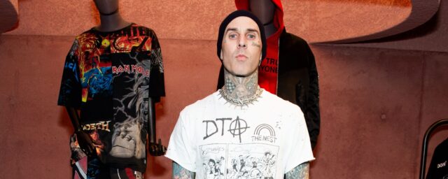 Travis Barker besucht inmitten verheerender Waldbrände inhaftierte Feuerwehrleute in Los Angeles

