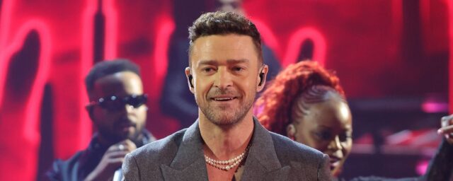 Justin Timberlake reagiert urkomisch, als er *NSYNC-Bandkollegen bei seinem Konzert sieht

